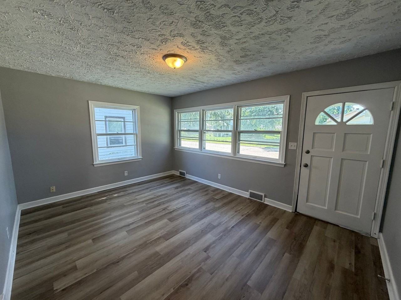 2758 Bellevue Ave - Photo 3 of 13