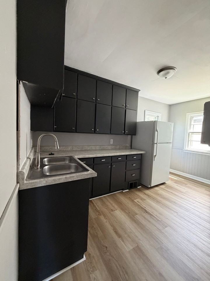 2758 Bellevue Ave - Photo 6 of 13