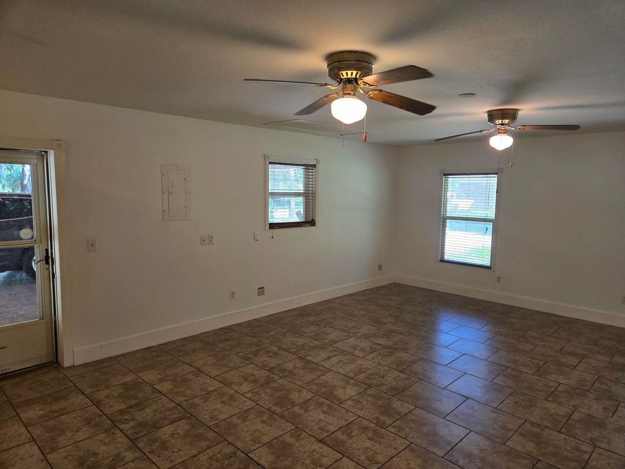 408 E Kentucky Ave - Photo 3 of 19