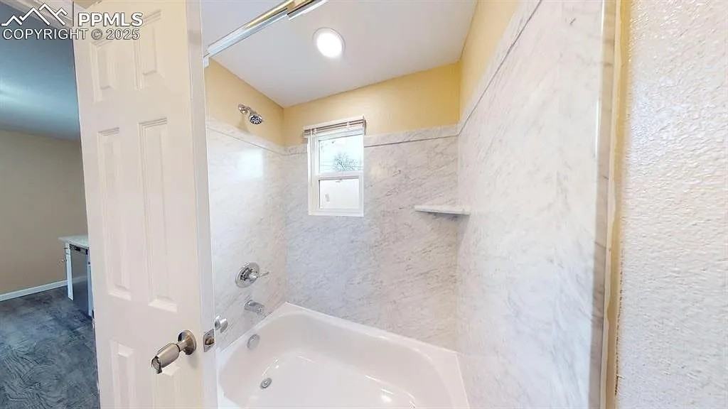 2411 E Saint Vrain St #101 - Photo 3 of 11
