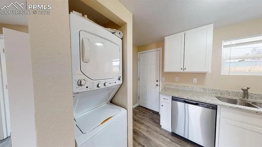 2411 E Saint Vrain St #101 - Photo 7 of 11