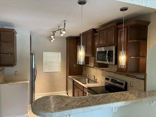 320 S Riverside Dr #8 - Photo 4 of 19