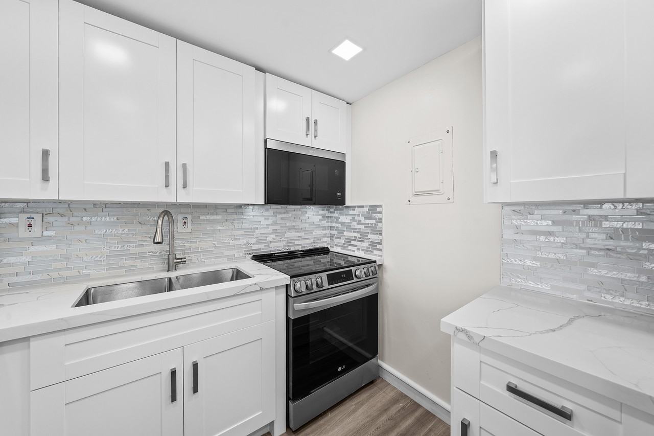 16740 Northeast 9th Avenue #405 - Photo 4 of 31