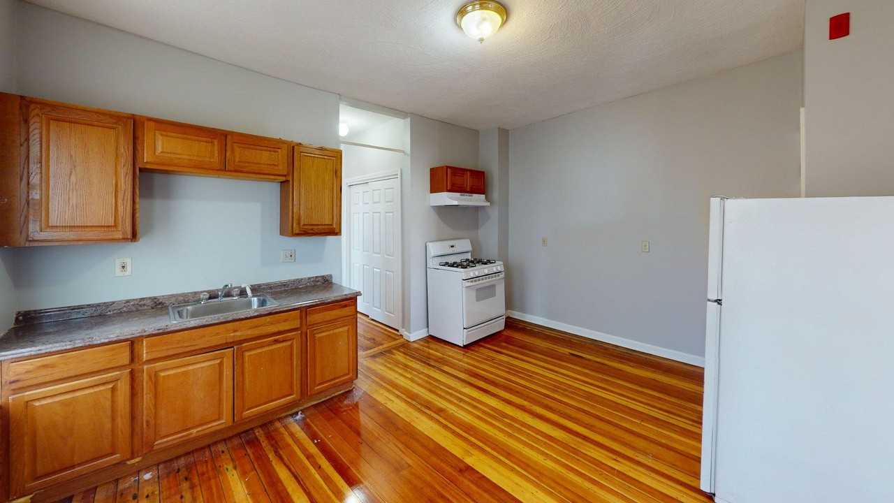 52 Sumner St #1 - Photo 2 of 7