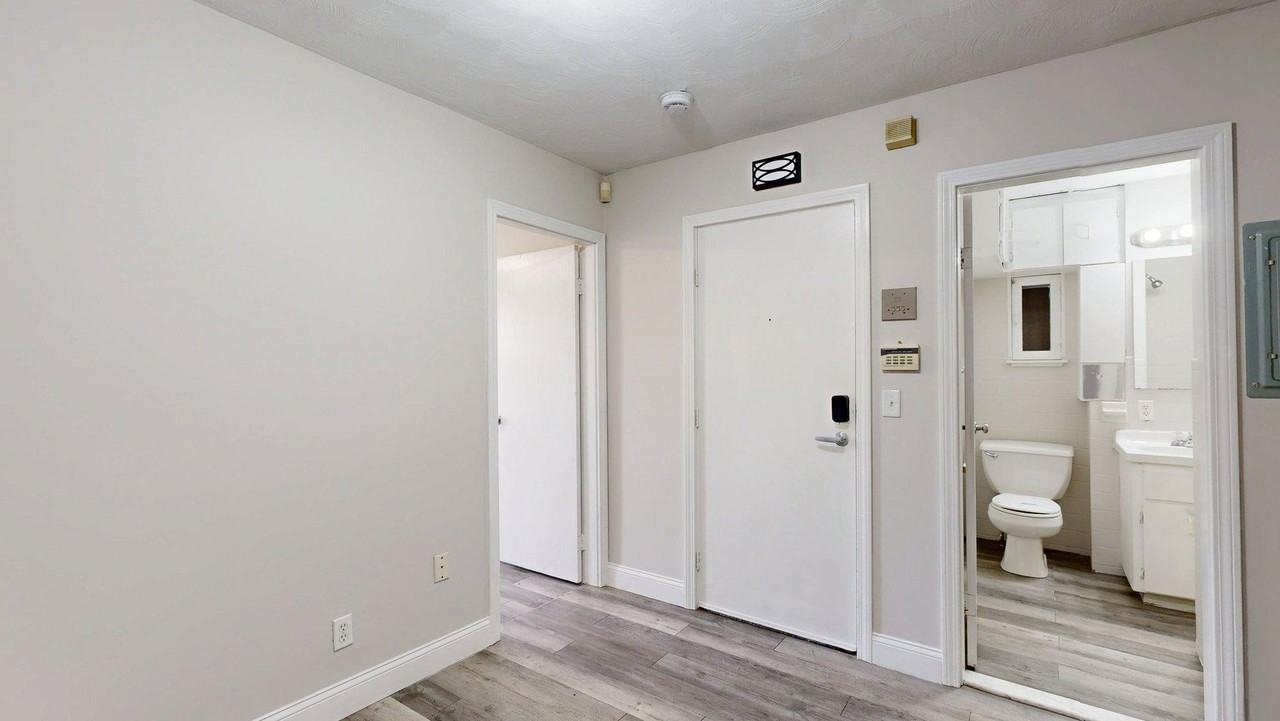 137 Chelsea St #2 - Photo 4 of 13