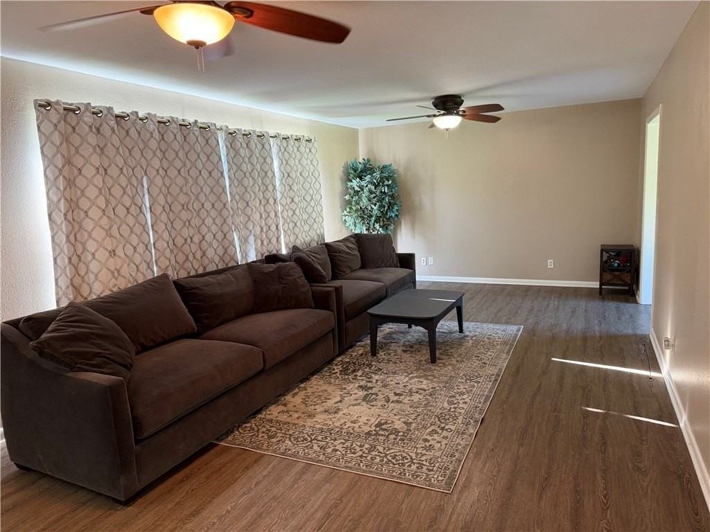 324 S Buchanan Ave - Photo 2 of 12