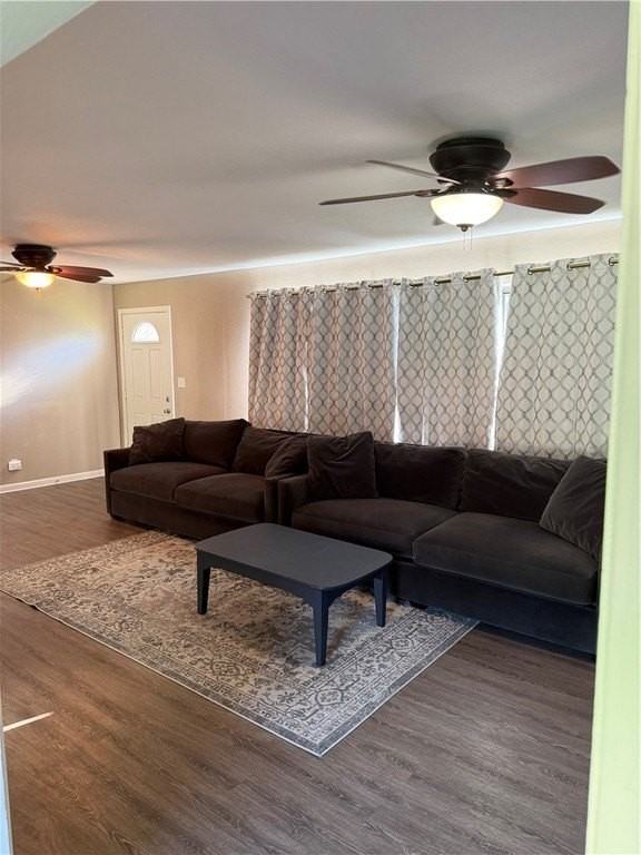 324 S Buchanan Ave - Photo 3 of 12
