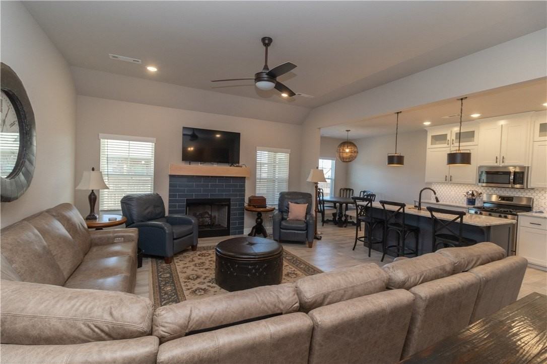 1137 Laux Ln - Photo 5 of 24
