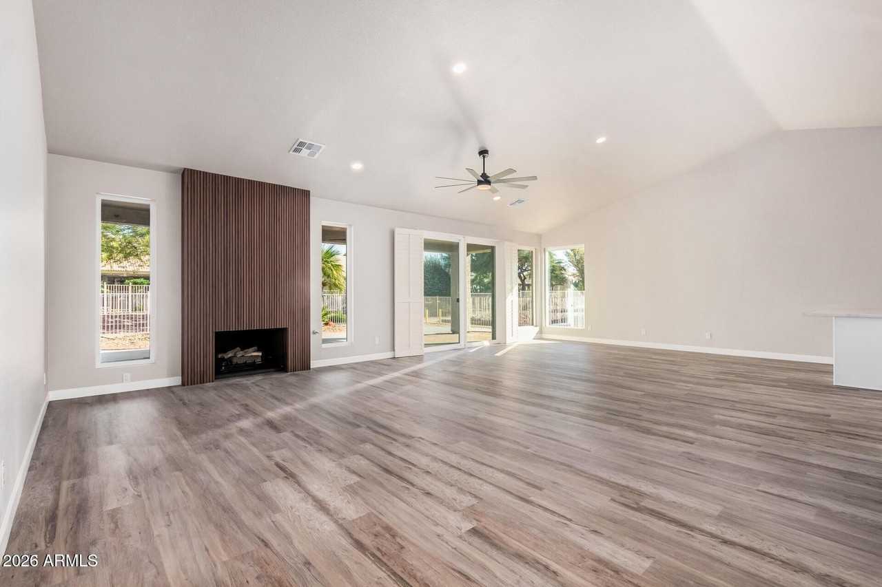 9310 E Crystal Dr - Photo 4 of 41