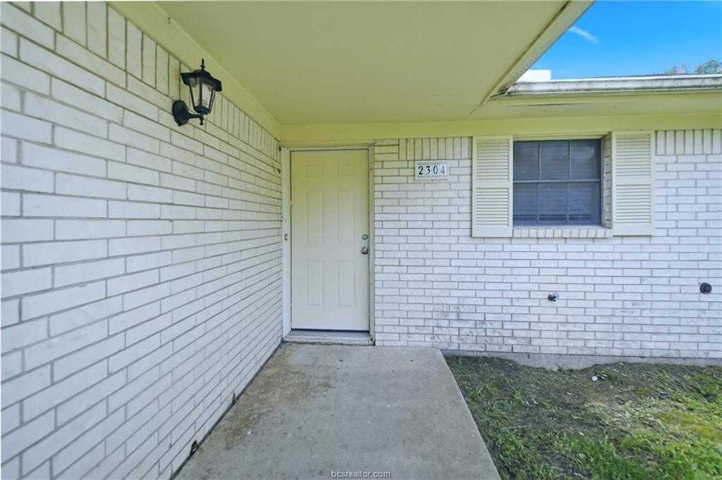2304 Devonshire St - Photo 4 of 35