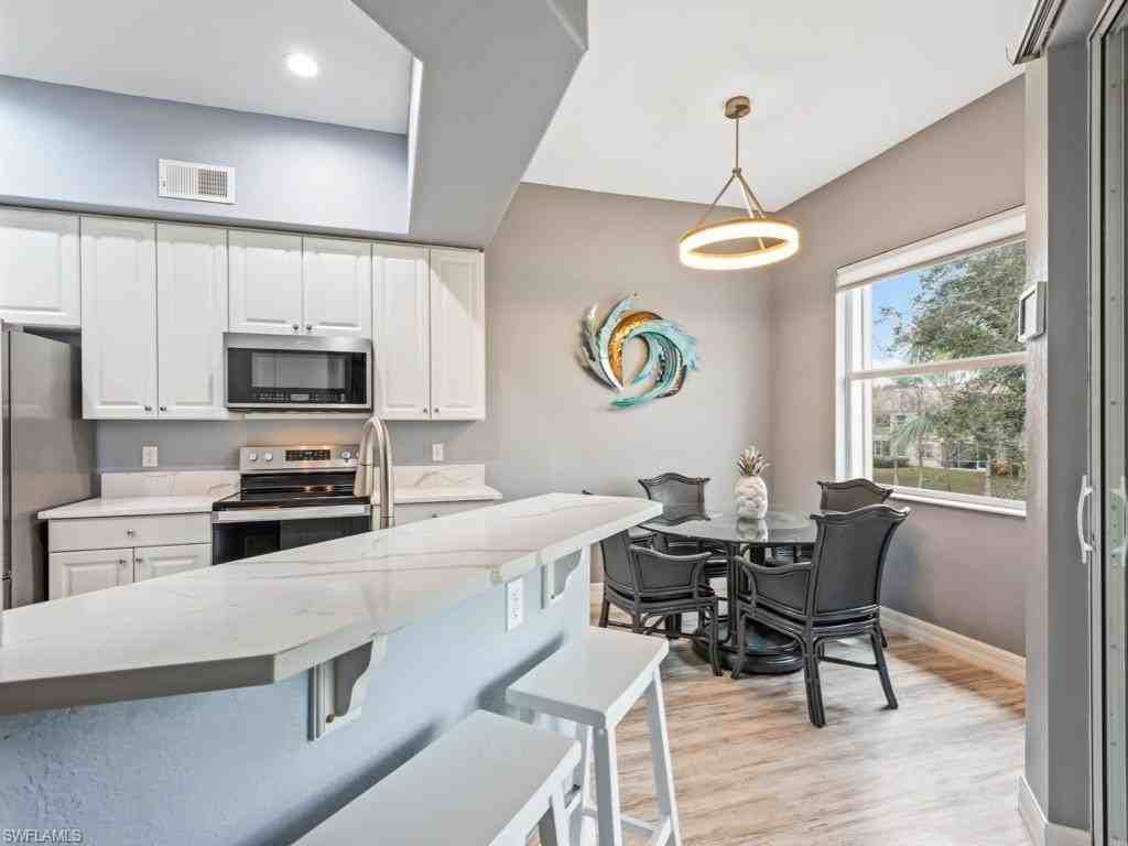 6021 Jonathans Bay Cir Apt 302 - Photo 4 of 19