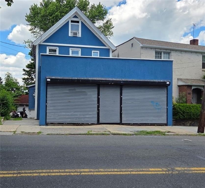 943 Castleton Ave - Photo 2 of 5
