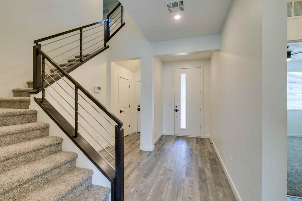 6915 Fordham Creek St - Photo 7 of 50