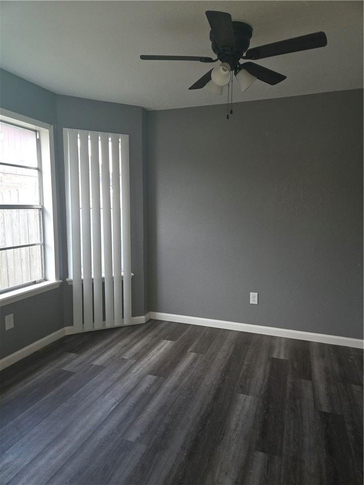2306 Vialoux Dr - Photo 3 of 10