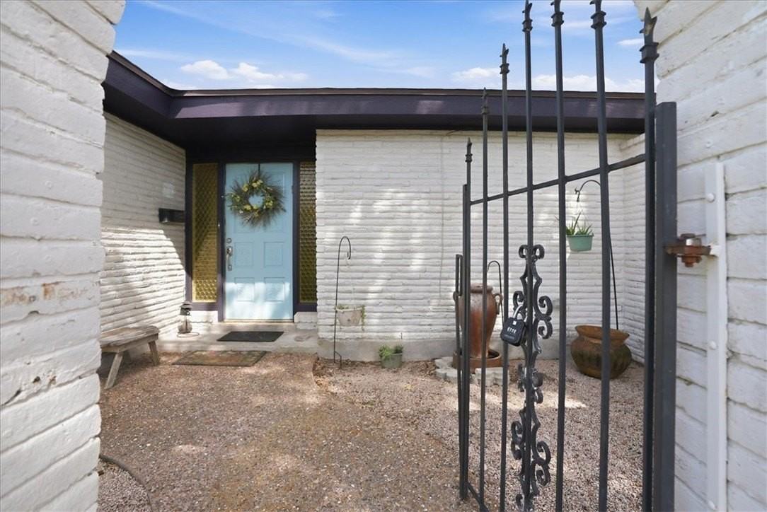 6826 Sahara Dr - Photo 2 of 38