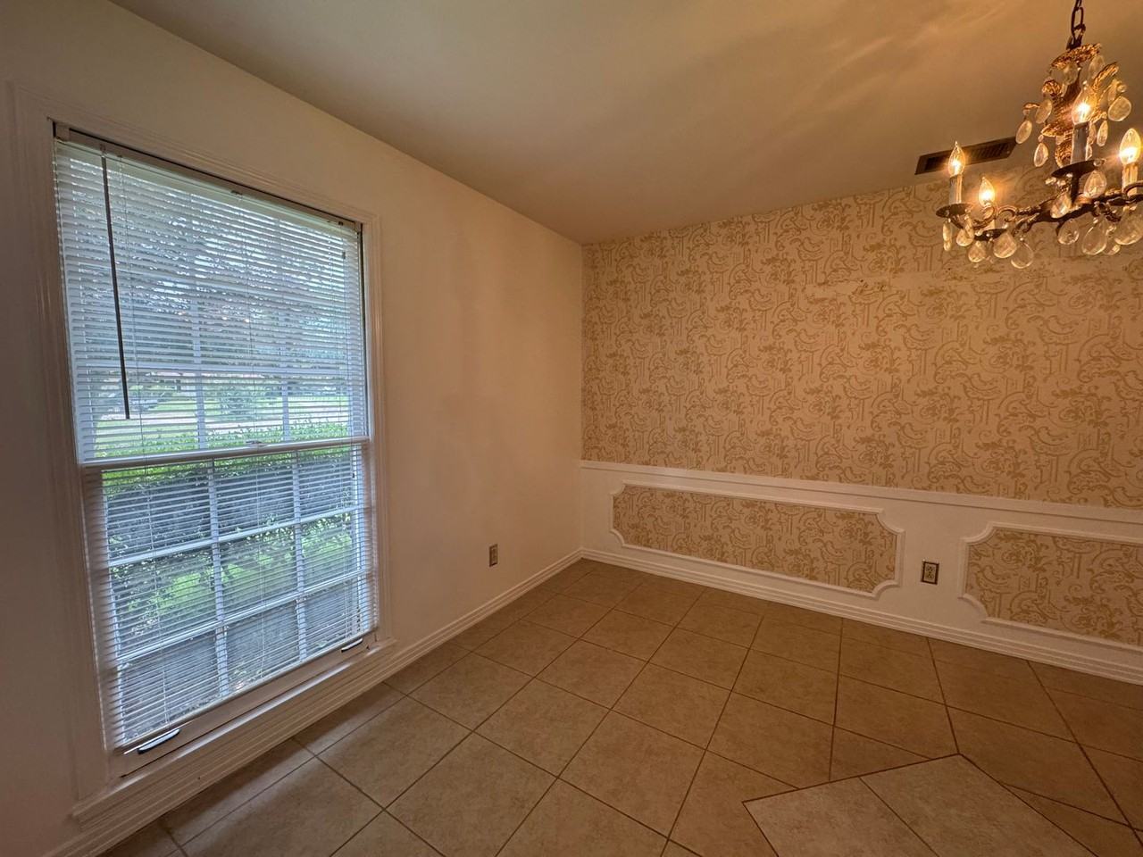 1054 Gallen Ct - Photo 6 of 32