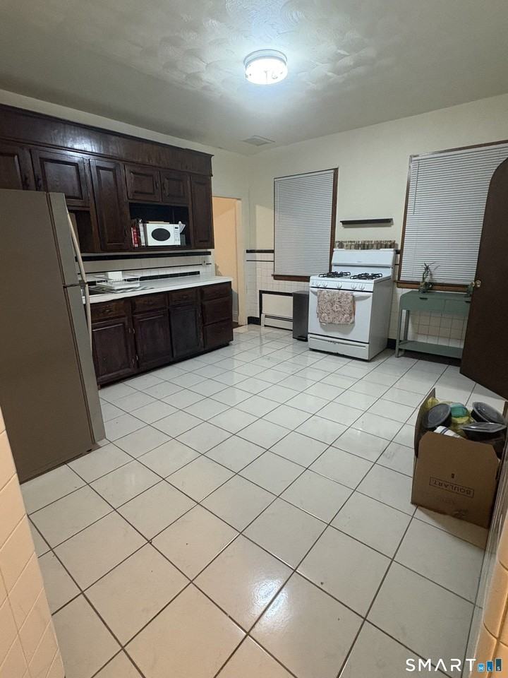 137 Hawkins St - Photo 2 of 8