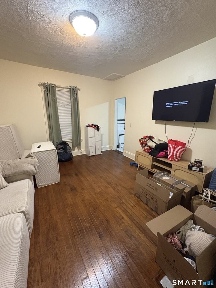 137 Hawkins St - Photo 6 of 8