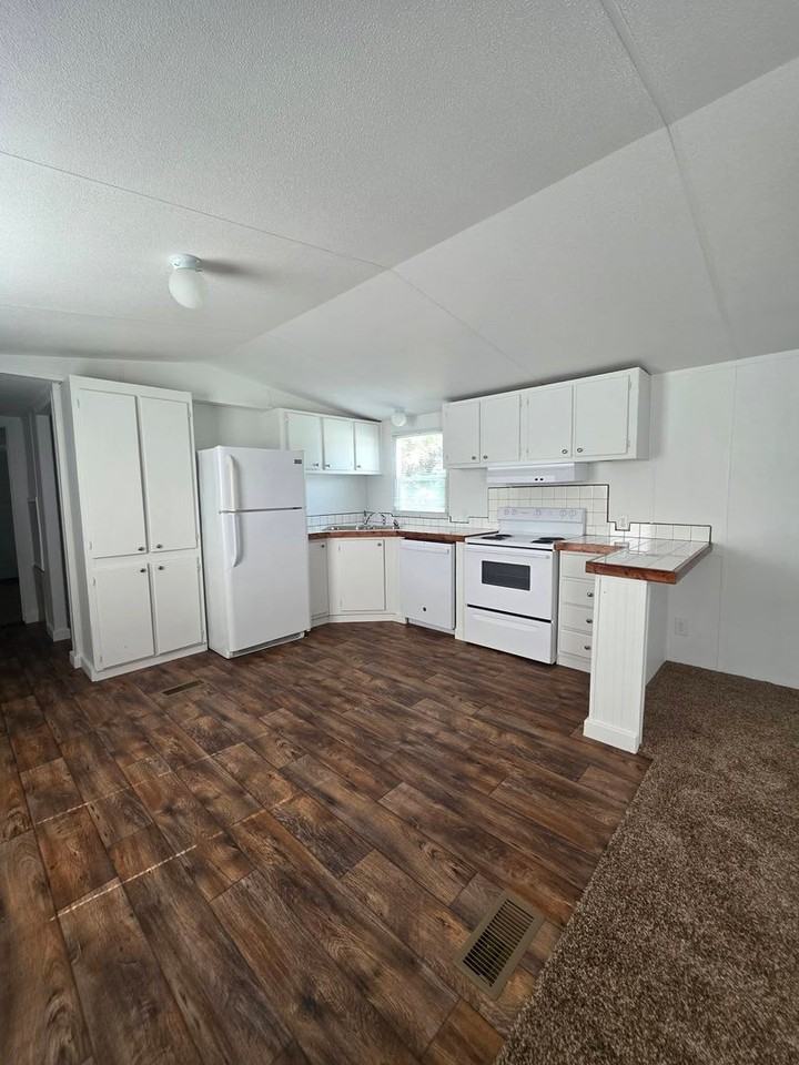 689 Bonfire Dr - Photo 2 of 12