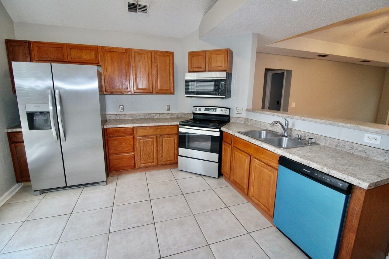 208 Woodbridge Rd - Photo 3 of 11