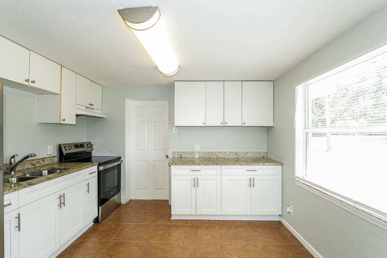 10301 N 17th St - Photo 7 of 16