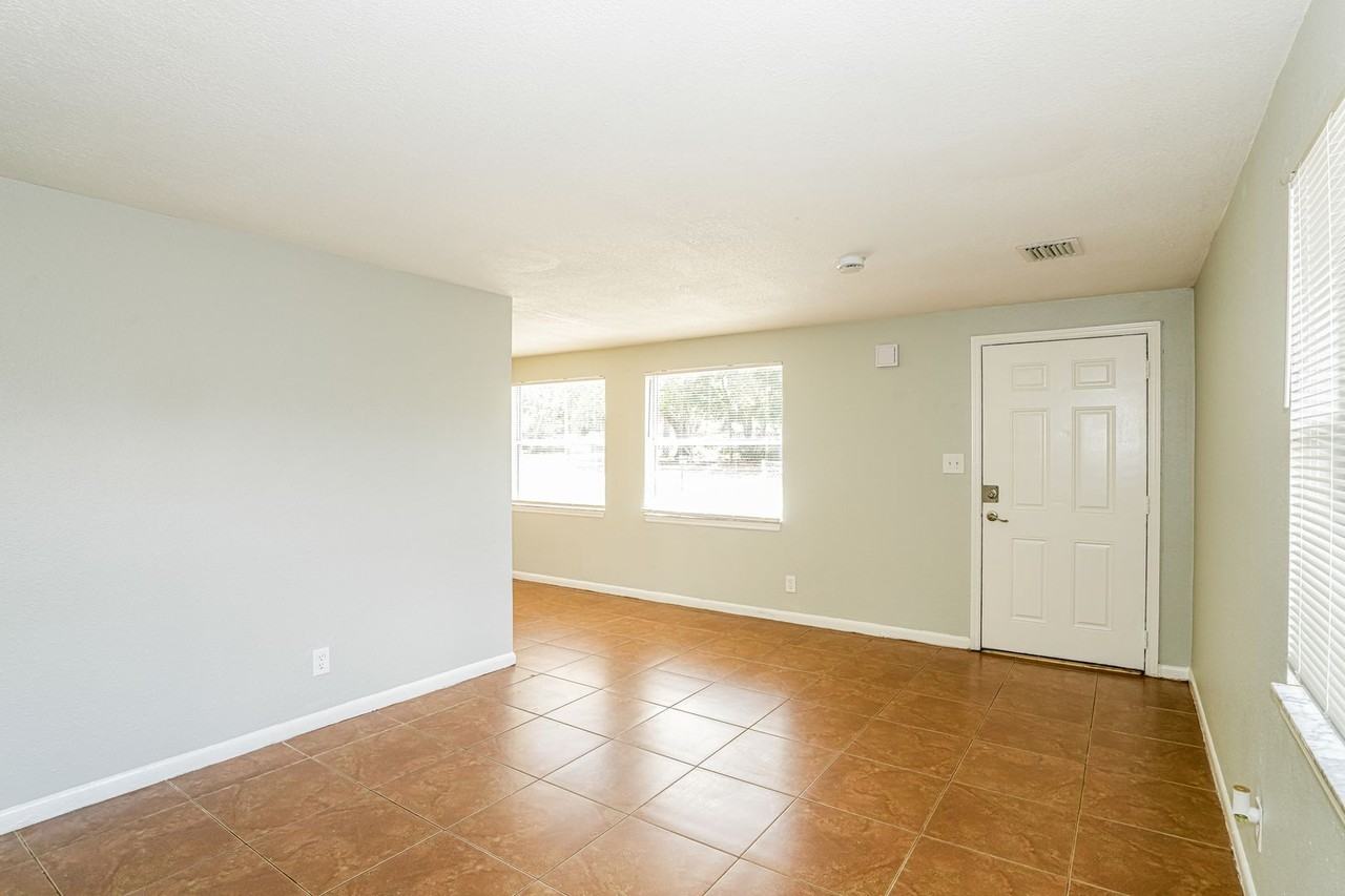 10301 N 17th St - Photo 5 of 16
