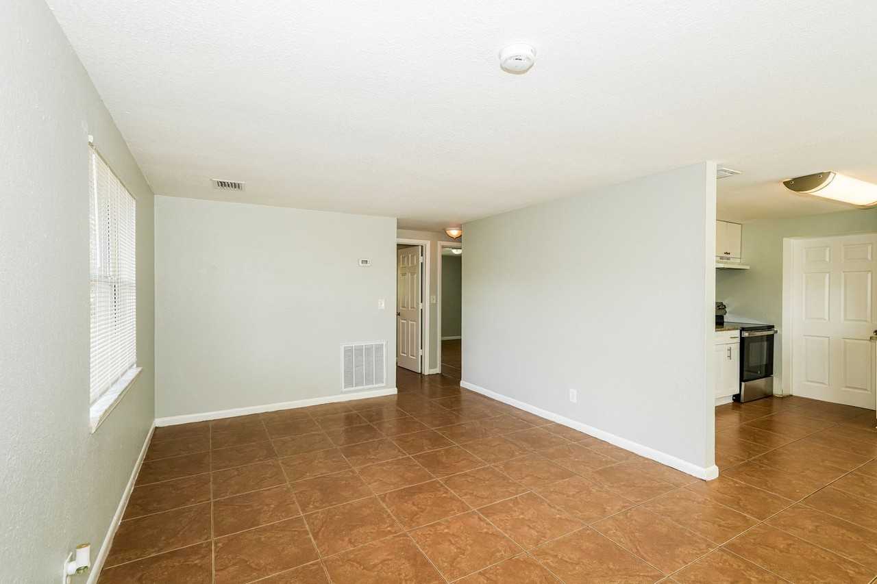 10301 N 17th St - Photo 4 of 16