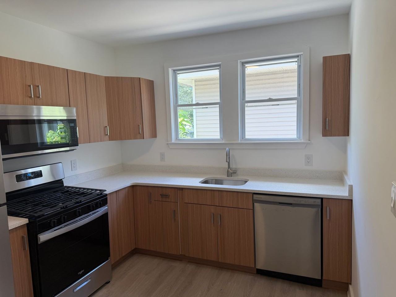 212 Abbey Ln - Photo 3 of 19