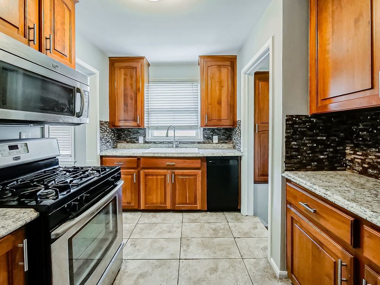 113 S Minerva Ave - Photo 5 of 40