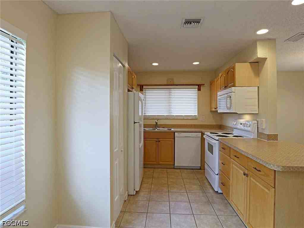1420 Park Shore Cir #3 - Photo 3 of 17