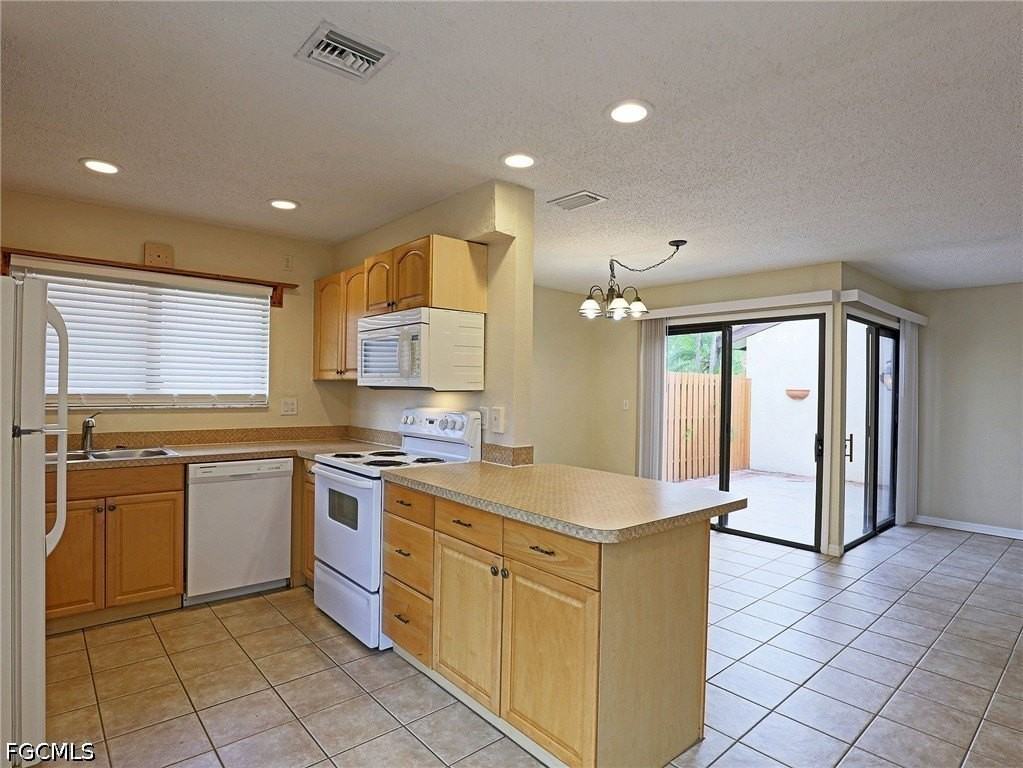 1420 Park Shore Cir #3 - Photo 4 of 17