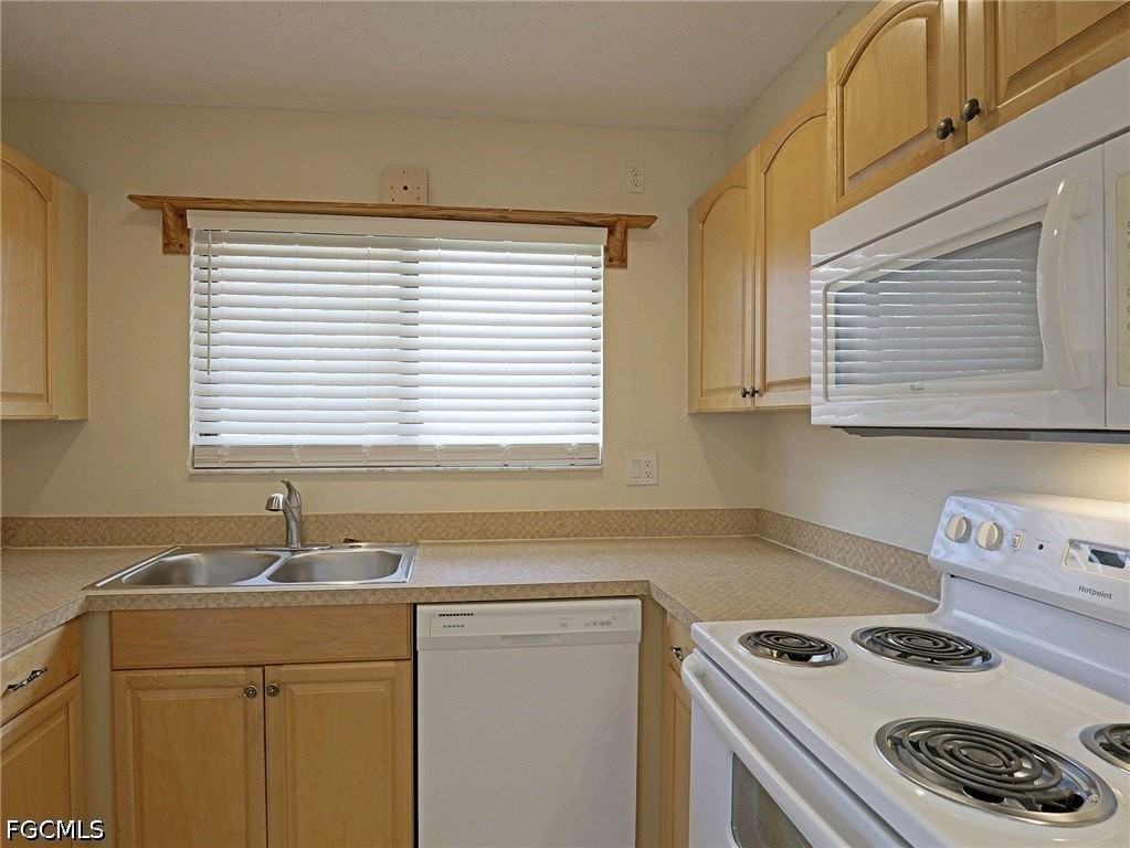 1420 Park Shore Cir #3 - Photo 5 of 17