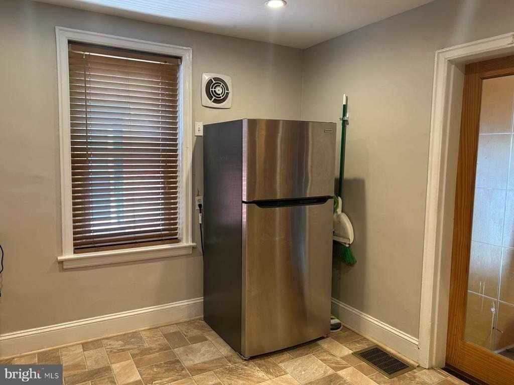 925 County Line Rd - Photo 6 of 15