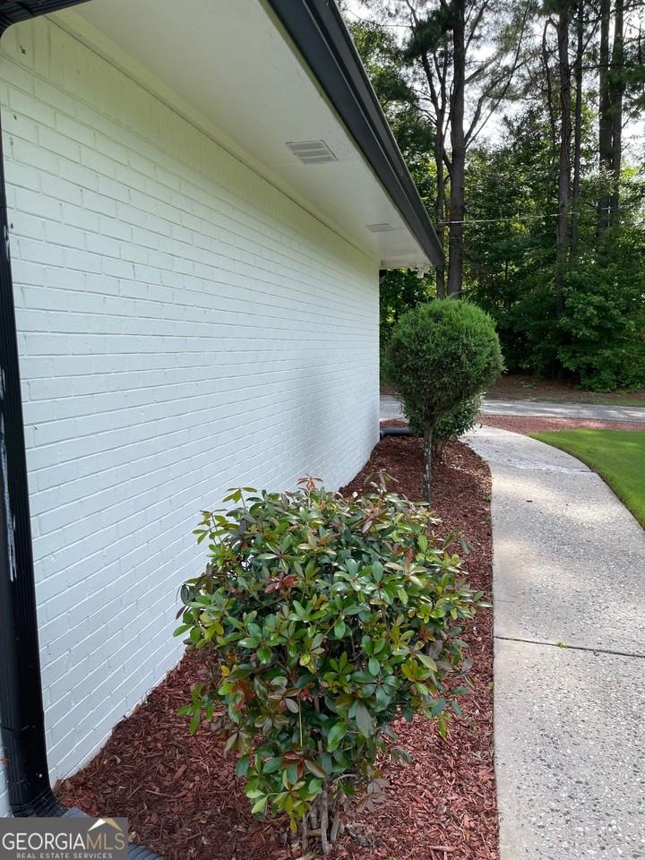 558 Kenwood Rd - Photo 3 of 33