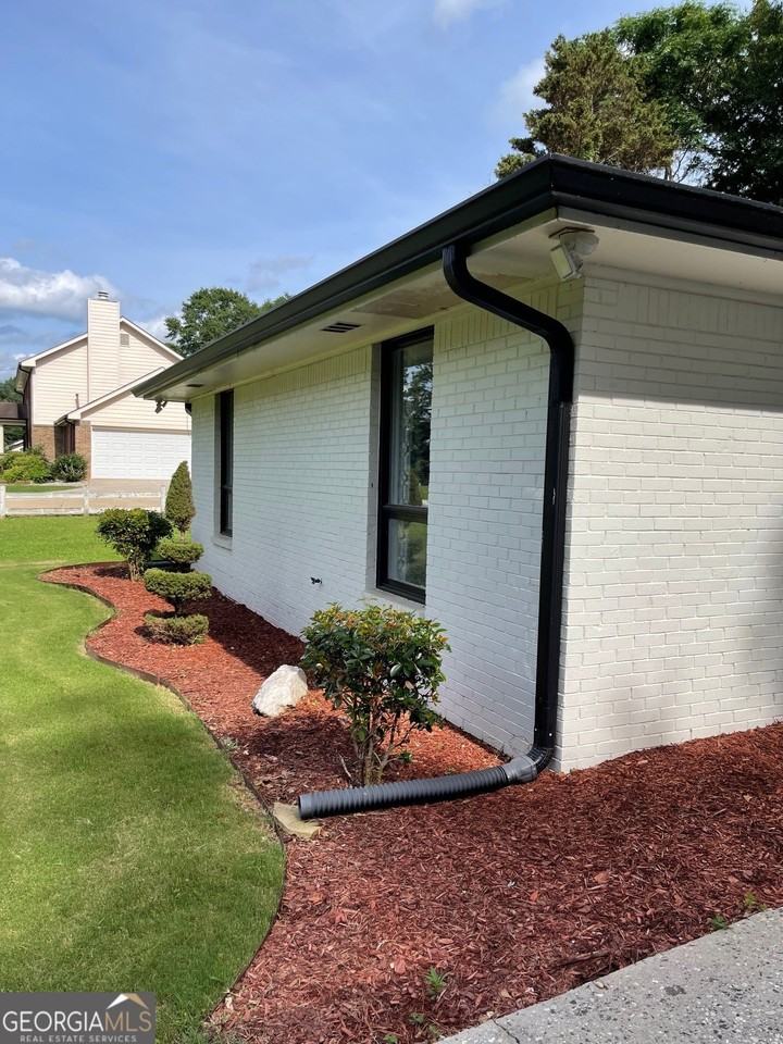 558 Kenwood Rd - Photo 4 of 33