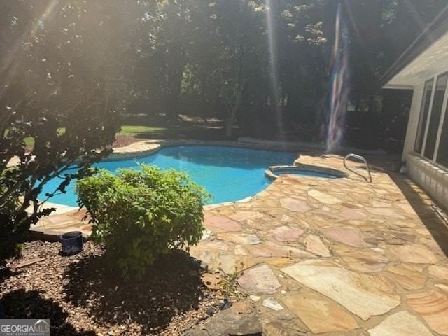 558 Kenwood Rd - Photo 6 of 33