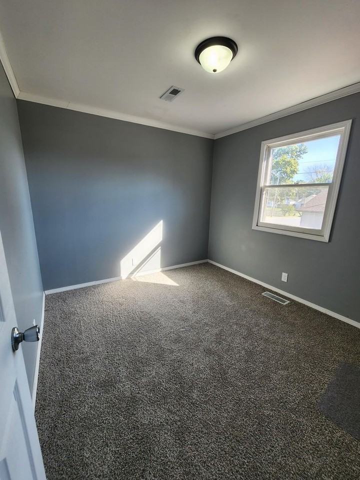 108 E Deyoung St - Photo 4 of 7