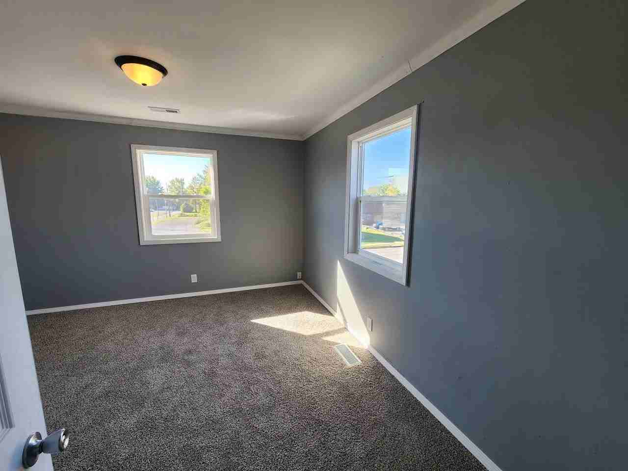 108 E Deyoung St - Photo 6 of 7