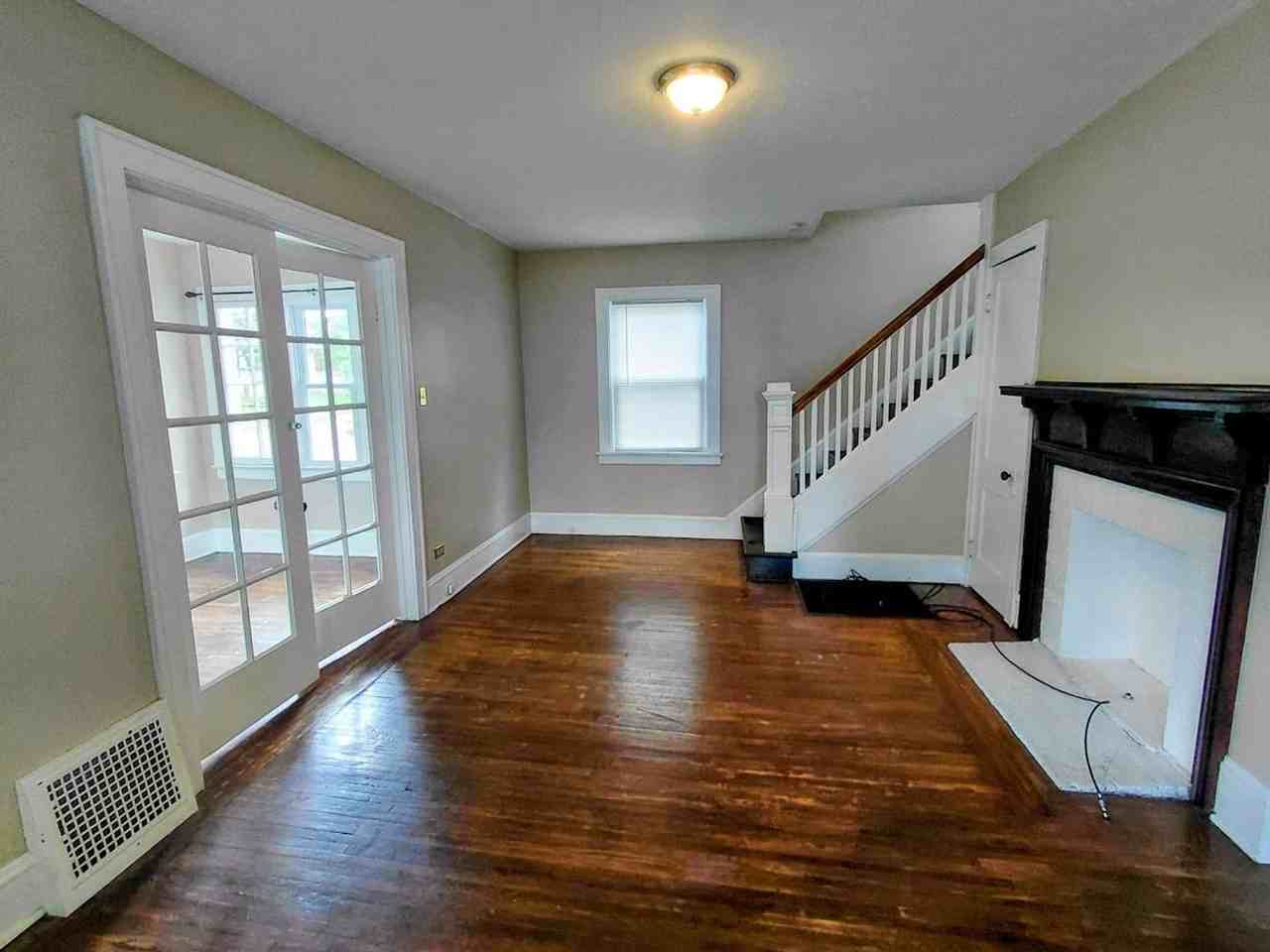 697 Crosby St - Photo 2 of 12