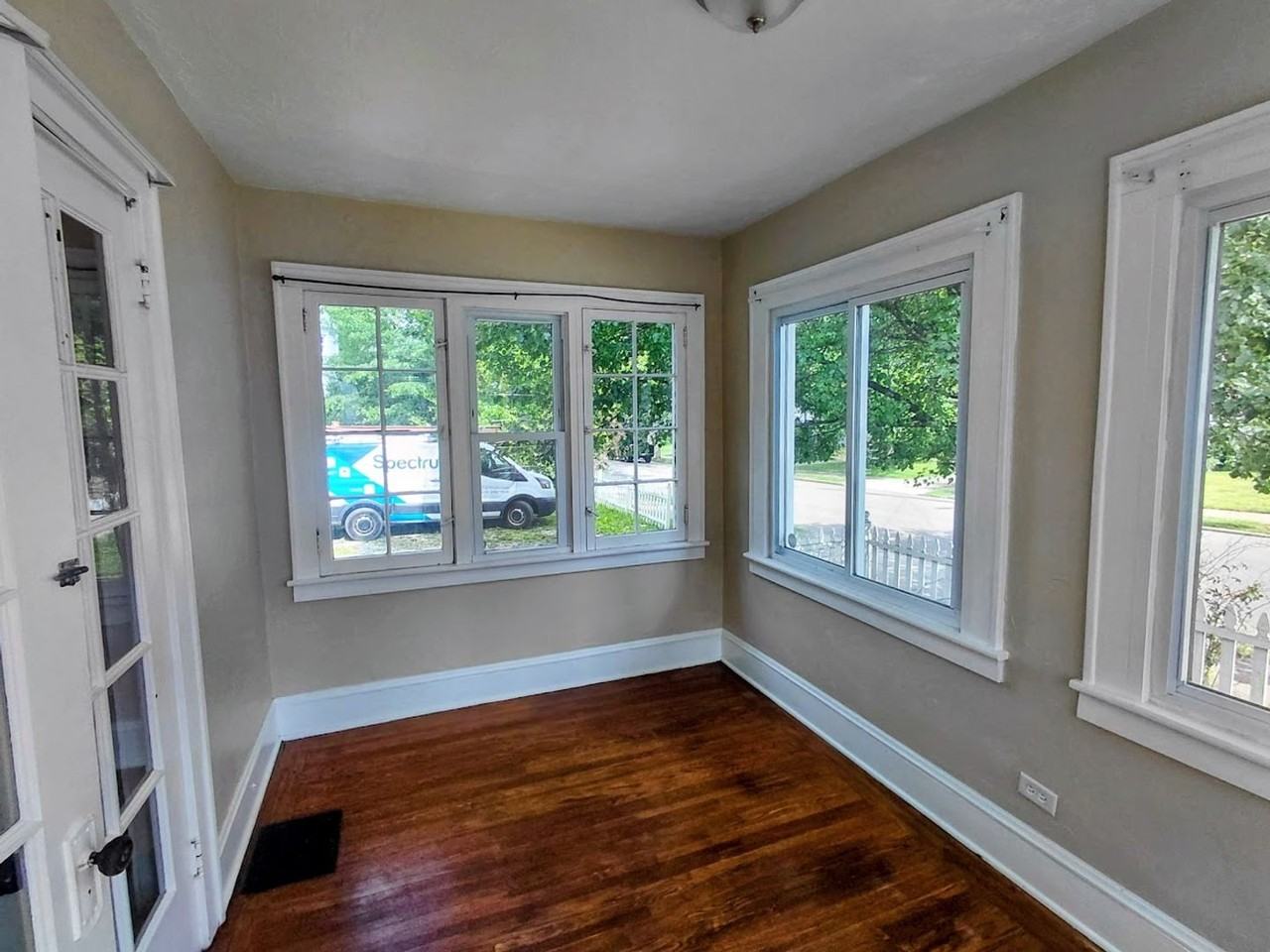 697 Crosby St - Photo 3 of 12