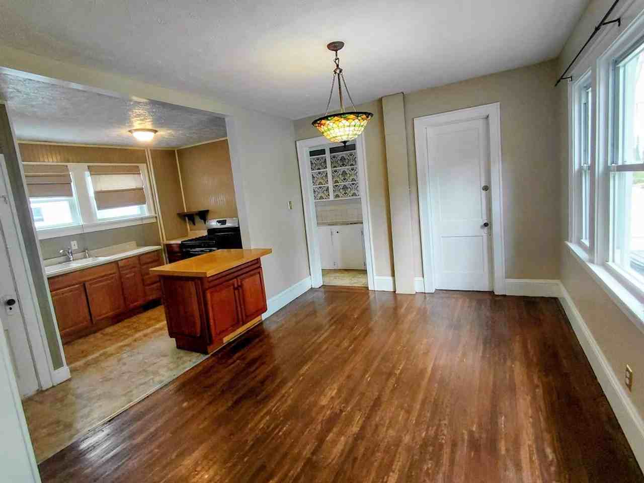 697 Crosby St - Photo 4 of 12