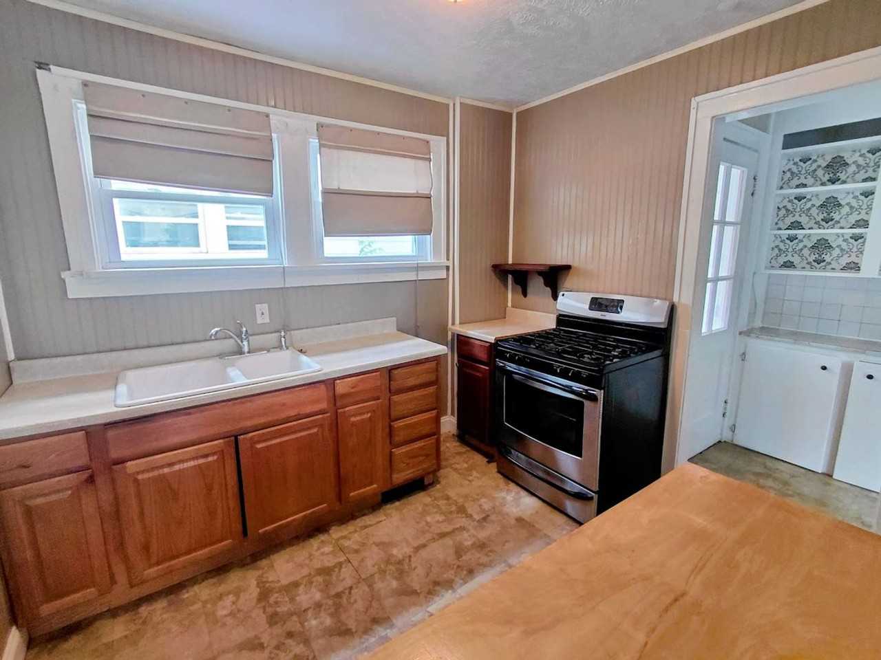 697 Crosby St - Photo 5 of 12