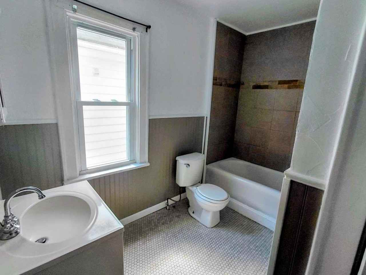 697 Crosby St - Photo 7 of 12