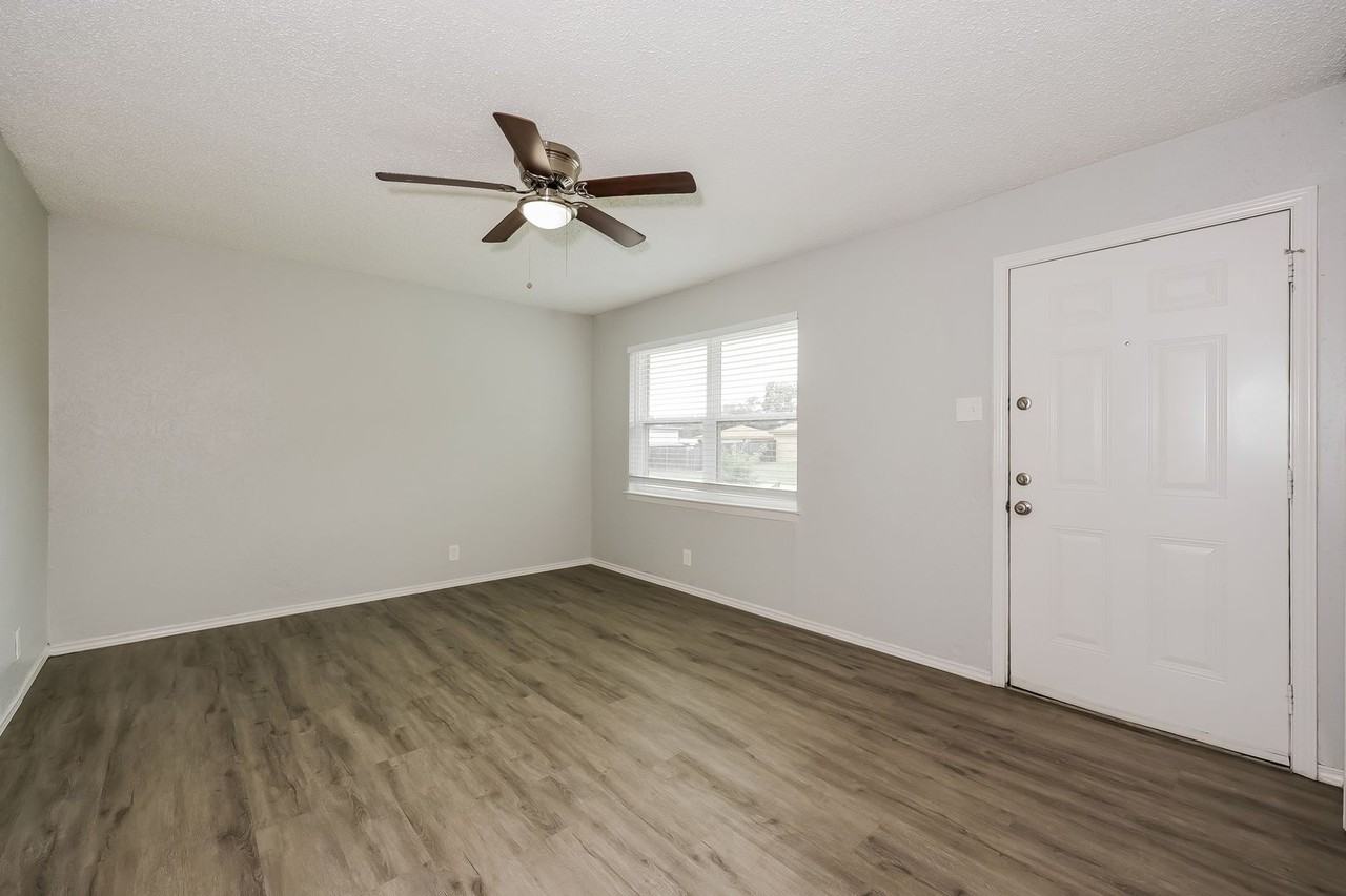 1238 Narcissus Ln - Photo 2 of 16