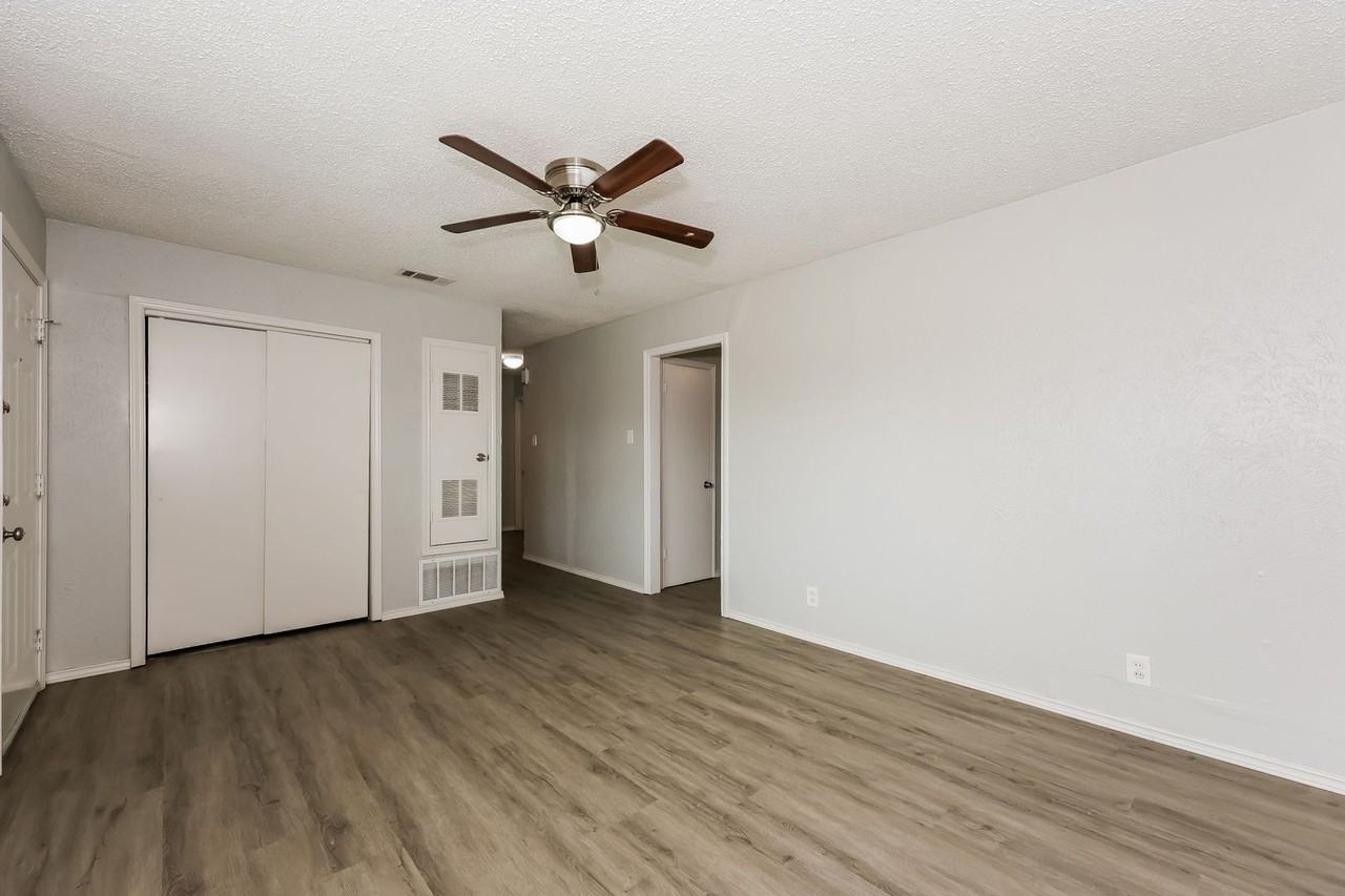 1238 Narcissus Ln - Photo 4 of 16