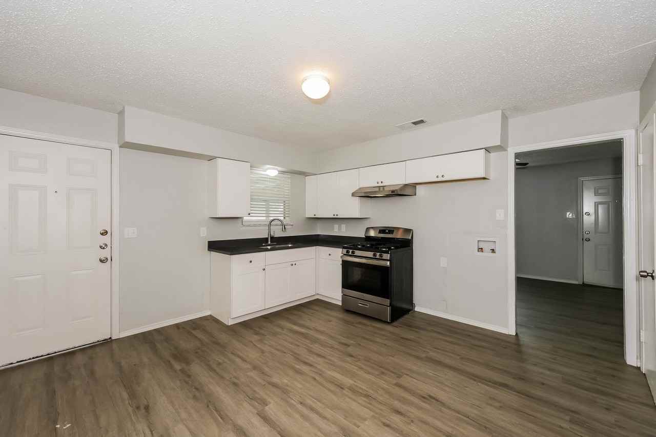 1238 Narcissus Ln - Photo 5 of 16