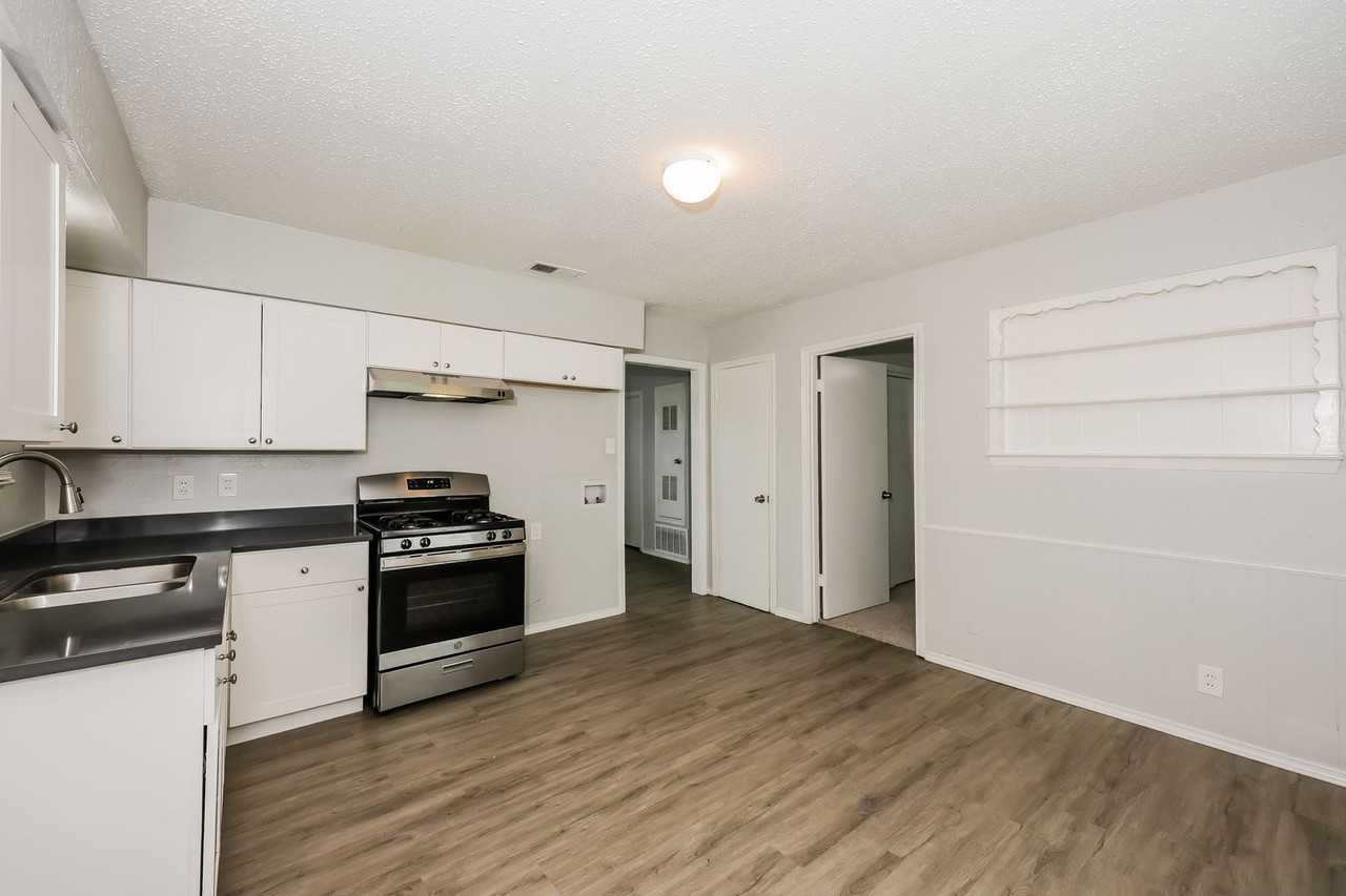 1238 Narcissus Ln - Photo 6 of 16