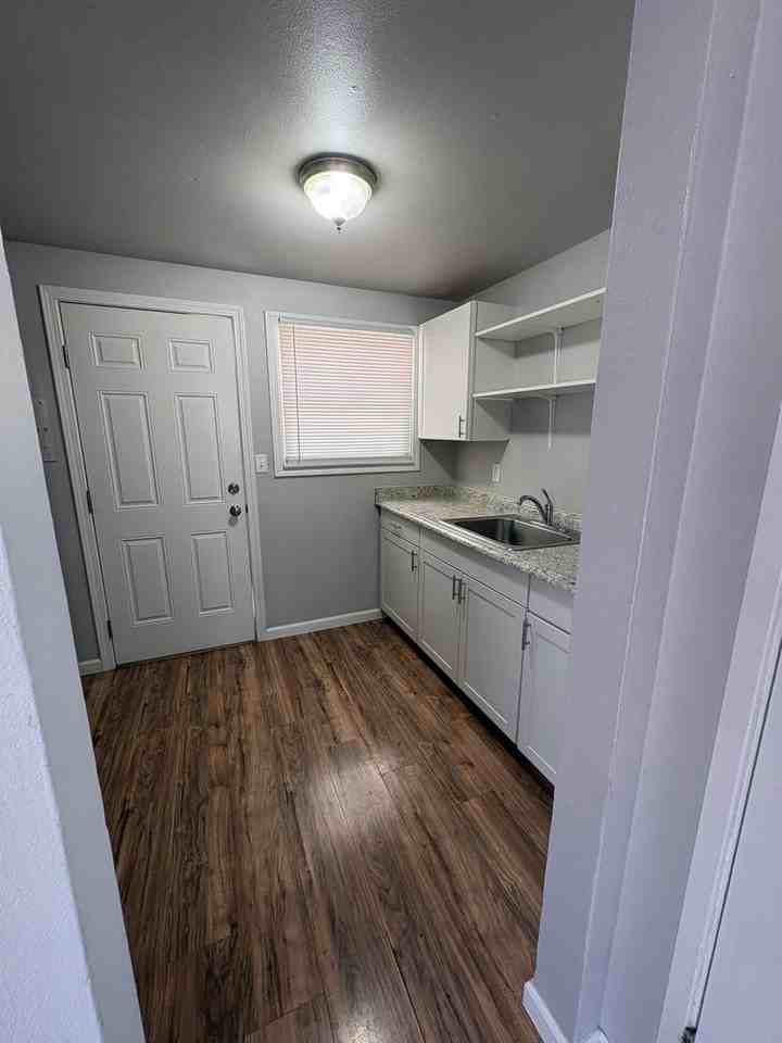 330 5th Ave Sw - Photo 3 of 5
