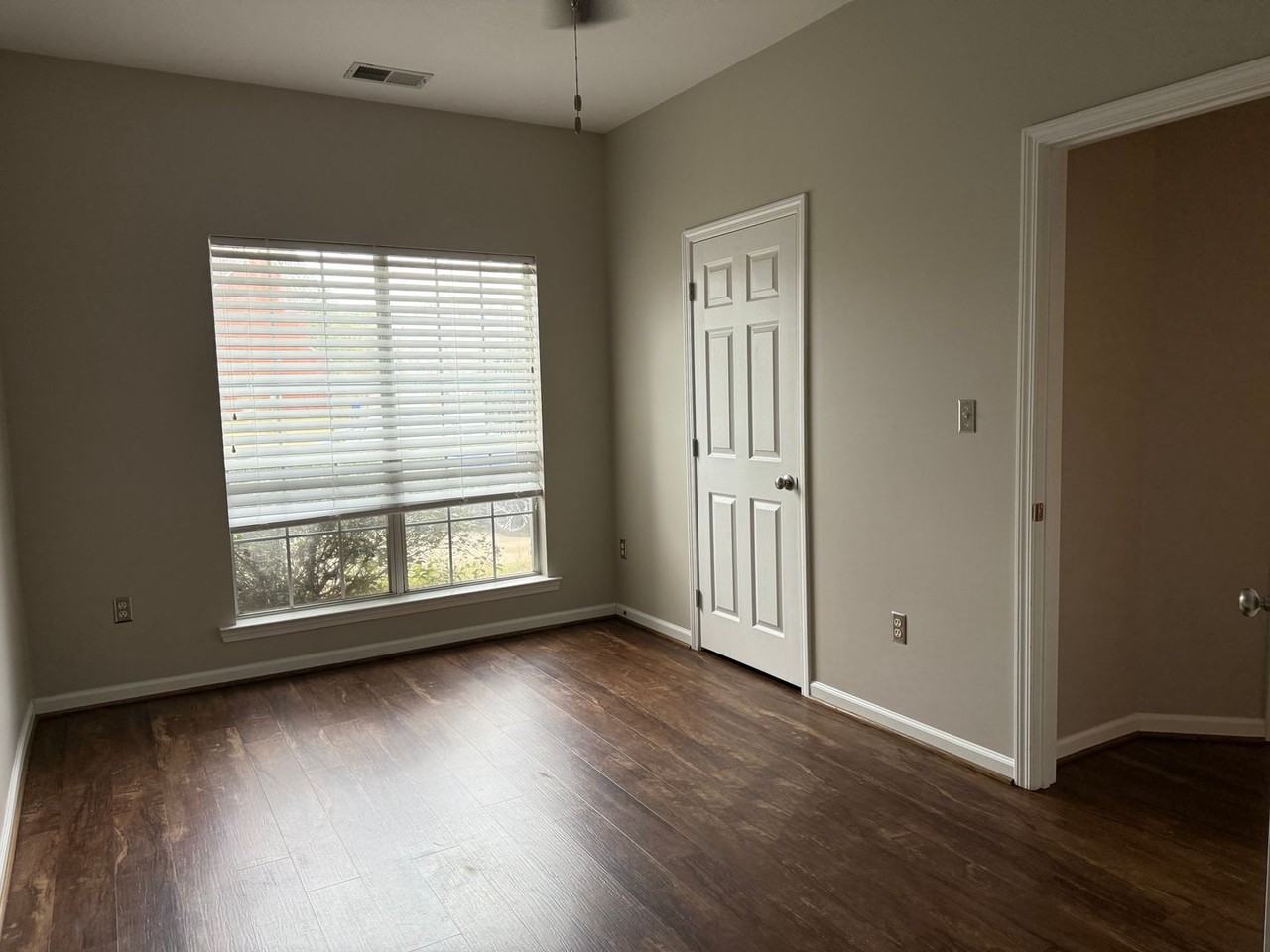 566 Treymoor Lake Cir - Photo 3 of 12