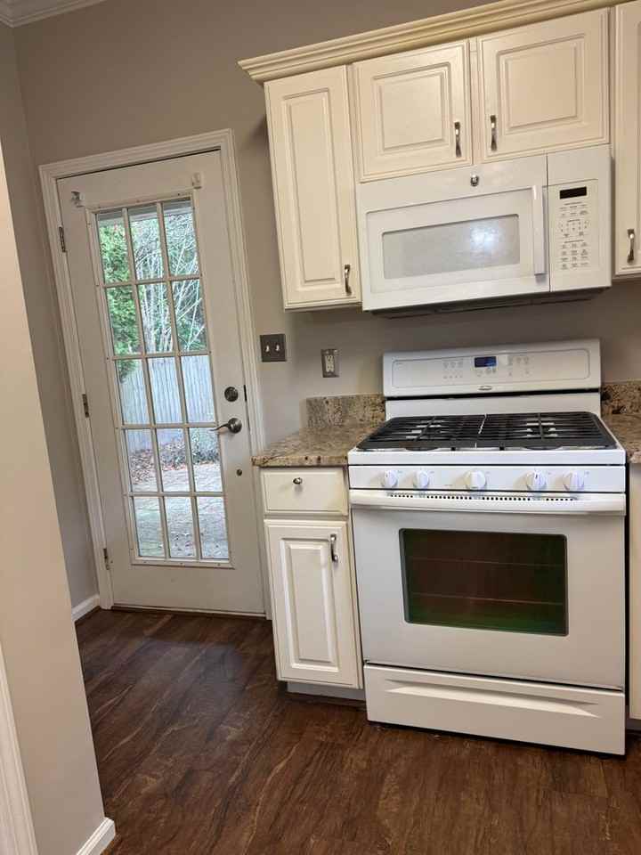 566 Treymoor Lake Cir - Photo 7 of 12